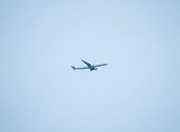 Самолёт в дневном небе